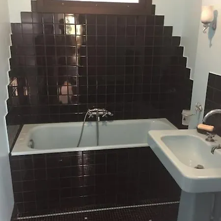 La Petite Maison Et Ses Quatre Velos *