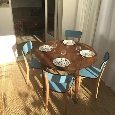 La Petite Maison Et Ses Quatre Velos *